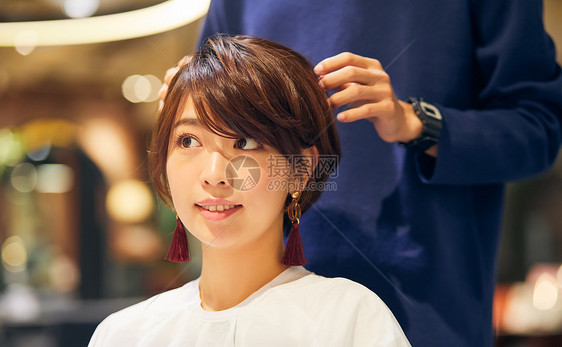 二十多岁亚洲人20多岁美发师快捷方式的女人图片
