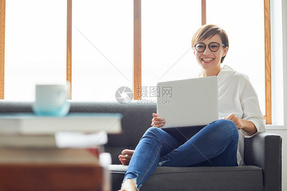 休闲职业女人在用笔记本电脑图片