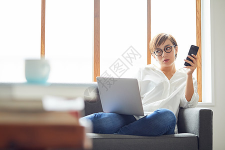 1人在家青春捷径女人的业务图片