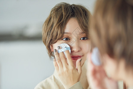 化妆的年轻女孩图片