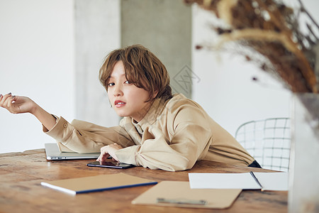 短头发漂亮女孩图片