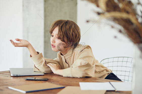 假期在家休息的短发女孩图片