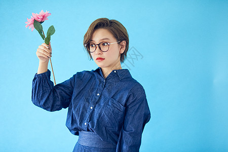 戴着眼镜的女人图片