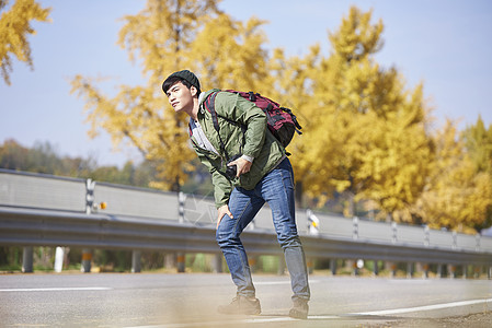 年轻男子户外野营图片