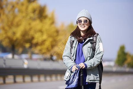 年轻女孩户外野营图片