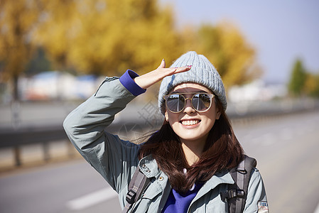 年轻女孩户外野营图片