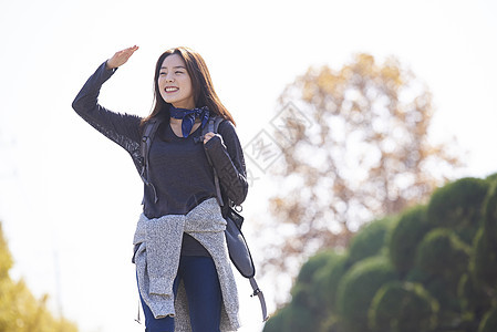 户外露营的年轻女人图片