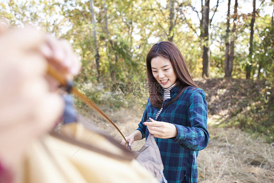 正在露营搭帐篷的年轻人图片