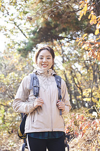 露营的年轻女孩图片