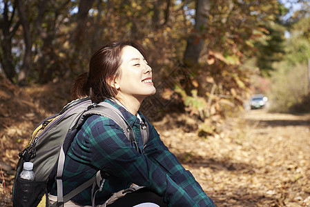 享受登山的女子图片