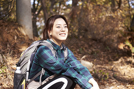 享受登山的女子图片