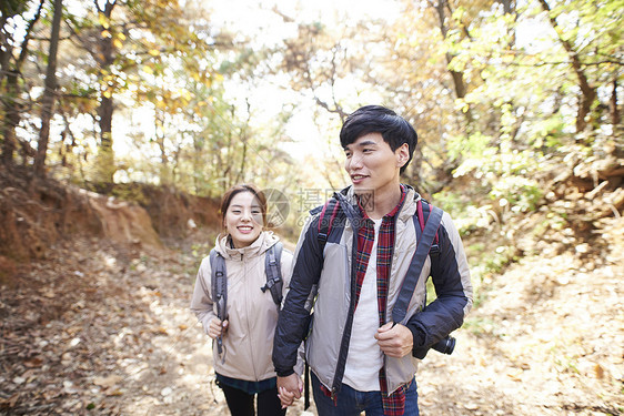 背包客情侣登山运动图片