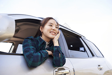 在车上微笑的年轻女人图片