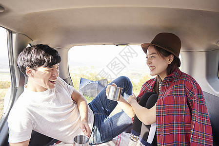 情侣在车中休息图片