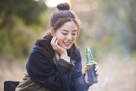 露营年轻人喝酒享受图片