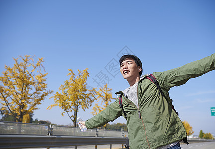 新生代露营年轻男人图片