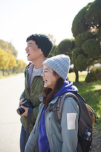 户外旅行的情侣图片