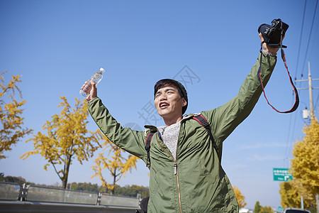 新生代露营年轻背包客图片