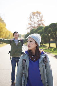 户外旅行的情侣图片