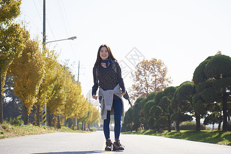 路上露营的年轻女人图片