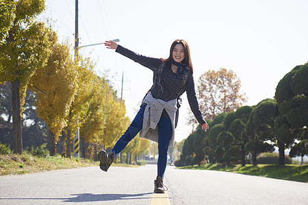 路上露营的幸福年轻女人图片