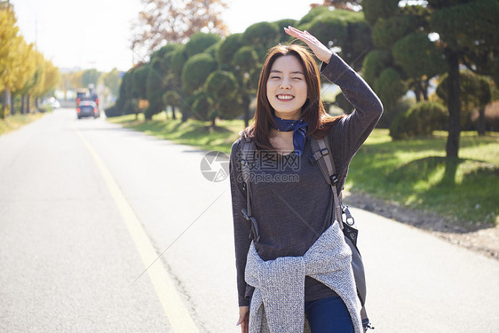 路上露营的幸福年轻女人图片