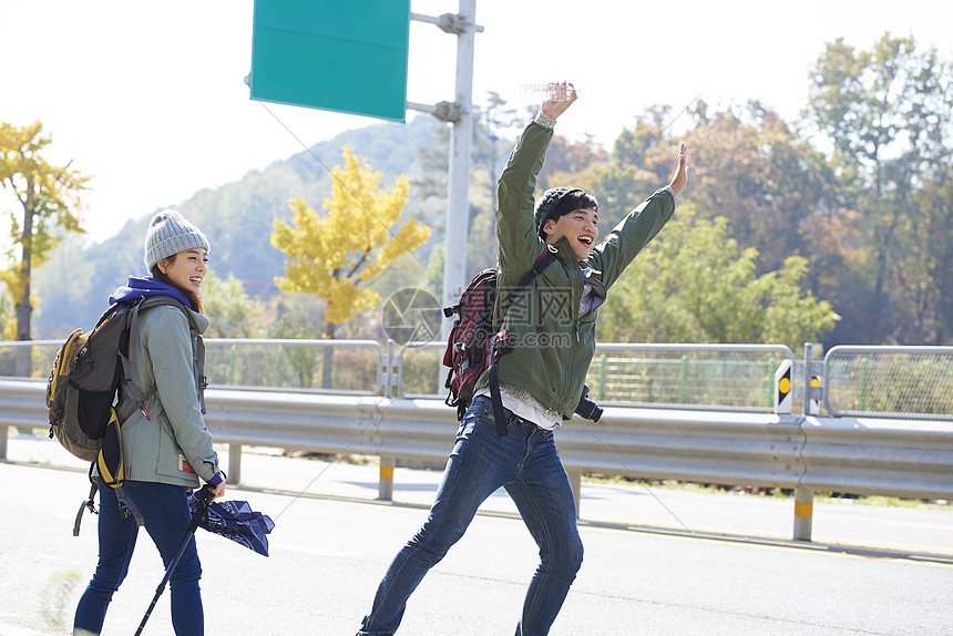 路边拦车的青年男子