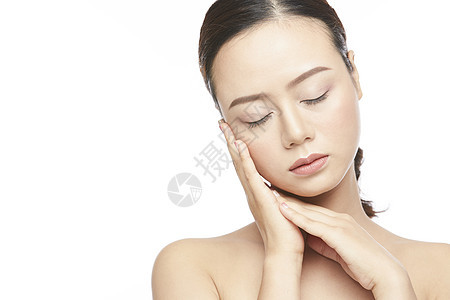 女性基础保湿护肤图片
