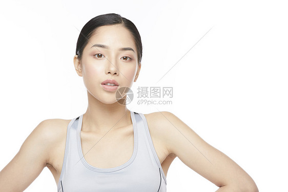 穿着运动背心的年轻女子图片