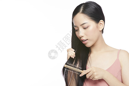 高清图片拿着梳子梳头发的美女高清图片女性使用梳子梳