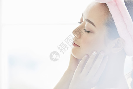 韩国皮肤管理保养护肤的女性肖像背景