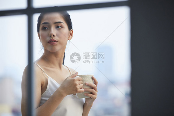 喝水休息的女性肖像图片