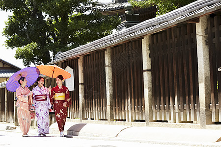 三名日式妇女走在胡同口图片