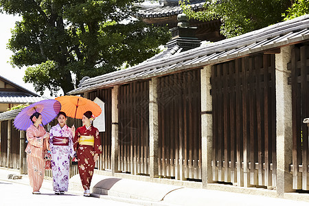 户外身穿和服的日式女性图片