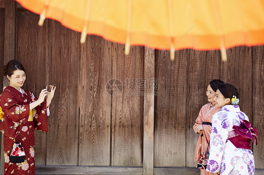 身穿和服旅游观光拍照的女性图片