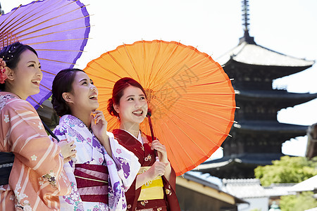 身穿和服旅游观光的女性图片