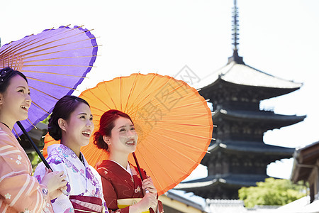 身穿和服旅游观光的女性图片