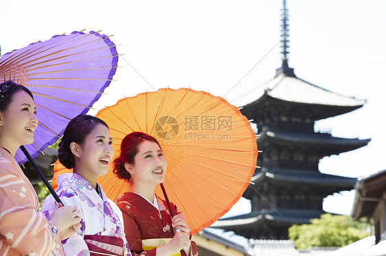 身穿和服旅游观光的女性图片