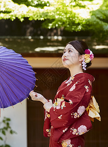 身穿和服旅游观光的女性图片