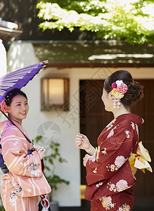 身穿和服旅游观光的女性背景图片