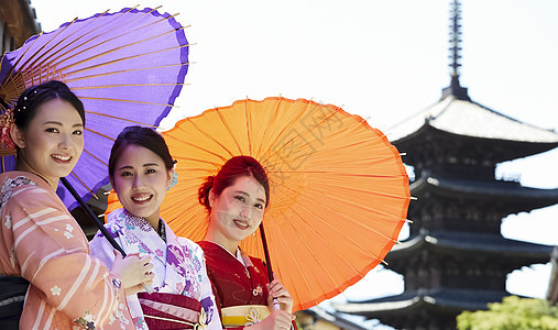 身穿和服旅游观光的女性图片