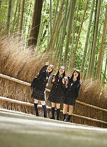 高中女生们站在竹林外交谈图片