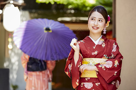 站立在茶馆前面的和服日式美女图片