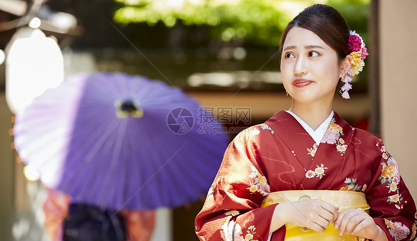 站立在茶馆前的和服美女图片