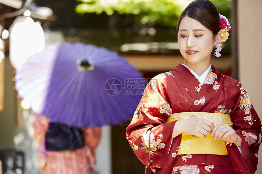 站立在茶馆前的和服女性图片