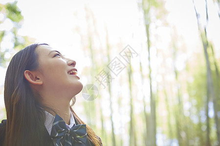 户外阳光下的高中女孩肖像图片