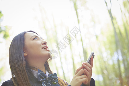 在户外自拍的女高中生图片