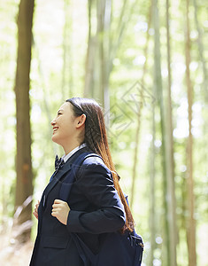 竹林中步行的女高中生图片