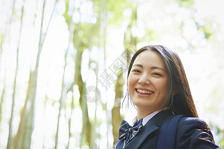 竹林中的女高中生图片