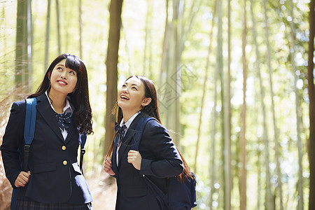 两个高中女孩步行在竹林中图片